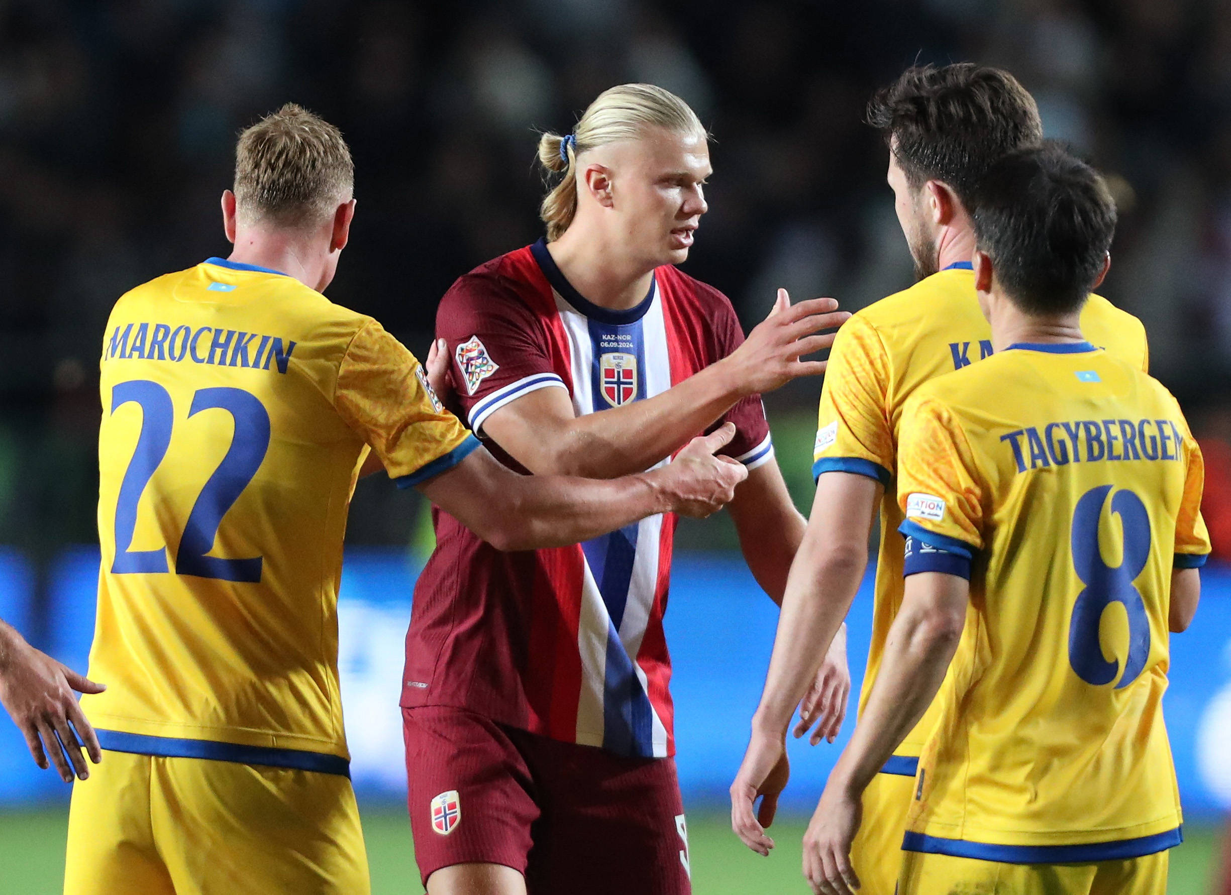 挪威队在足球赛场上发挥出色轻松获胜