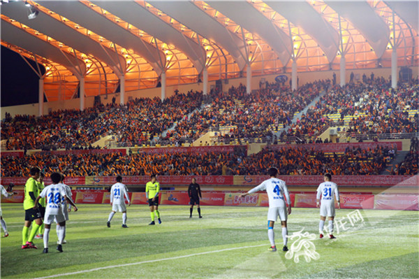 塔图姆回归赛场，赛况扑朔迷离首场状态亮眼，日本队观众沸腾！