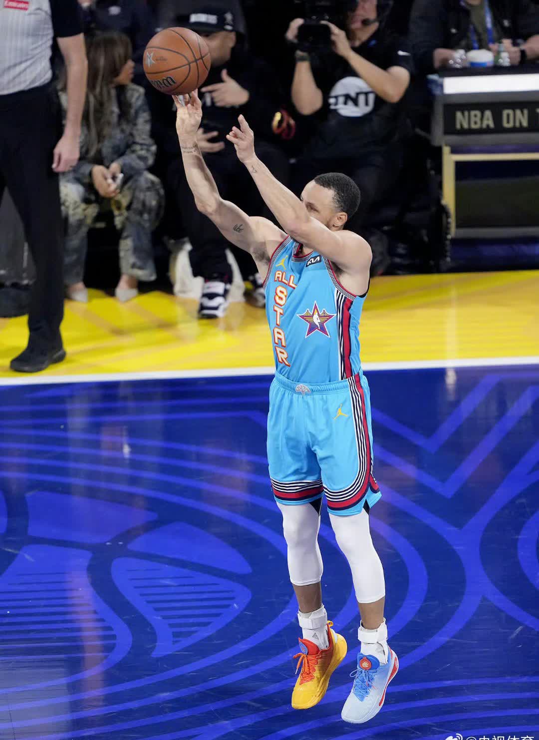 库里在篮网比赛中夺冠，重要助攻引发热议！