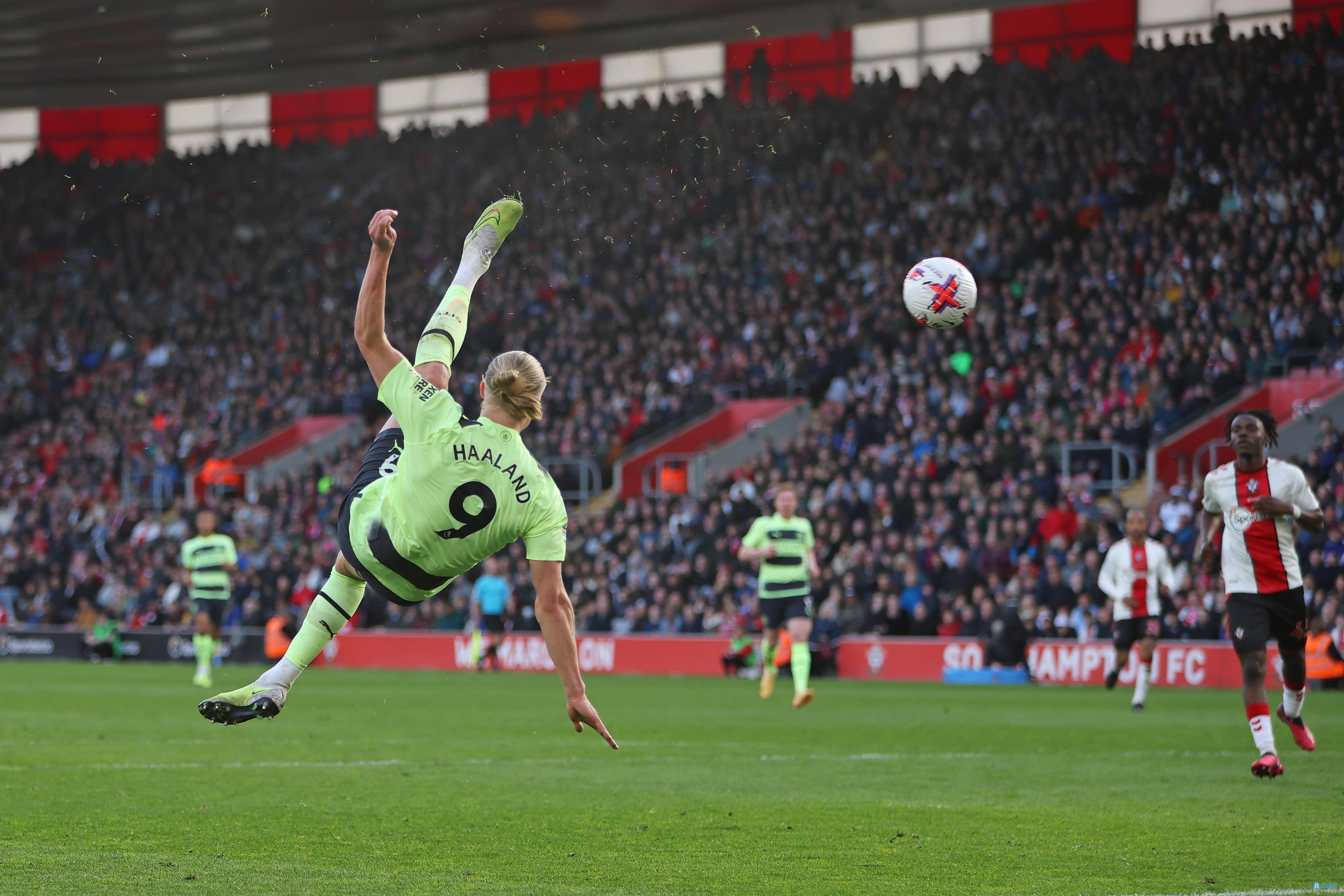 哈兰德迎来七赛季出色发挥，SKT观众热烈欢呼！